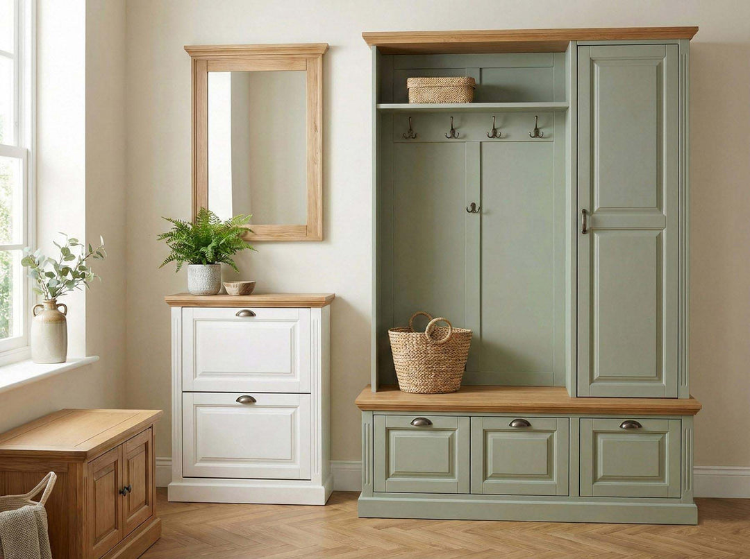 Vestiaire en pin massif peint avec plateau en chêne, meuble à chaussures et miroir assorti dans une entrée lumineuse