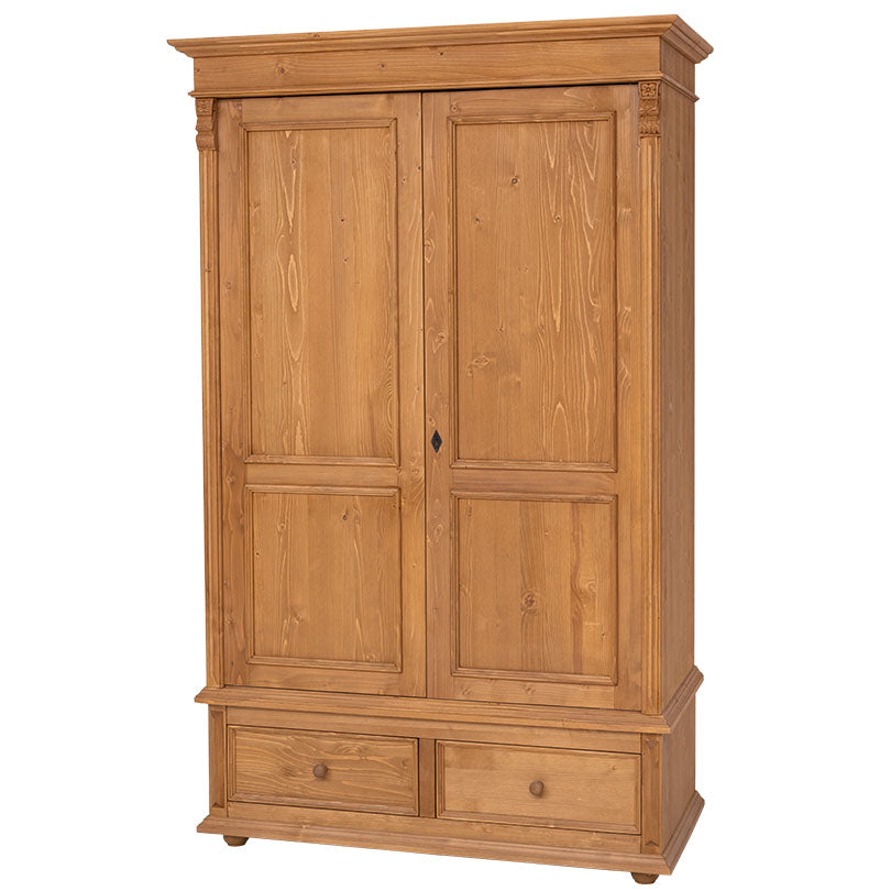 Armoire en pin massif GS105 finition ciré miel, vue de face avec deux portes et deux tiroirs.