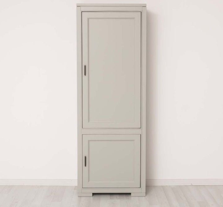 Armoire en pin massif à deux portes, vue de face