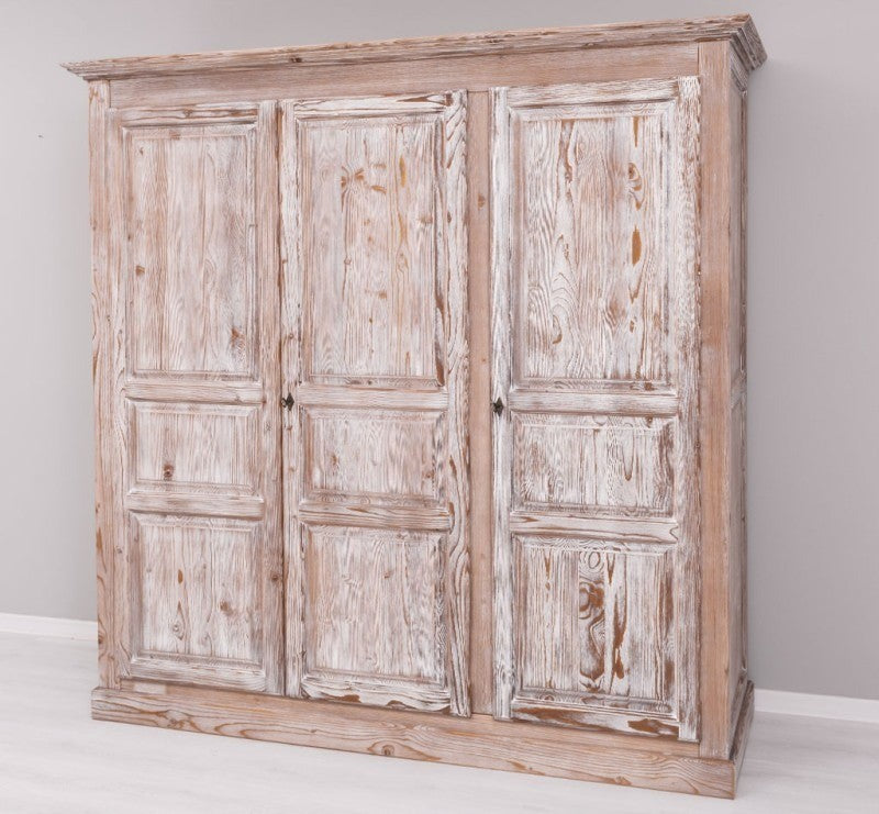 Armoire en pin massif à trois portes, vue de face