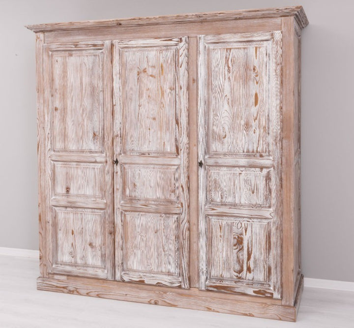 Armoire en pin massif à trois portes, vue de face