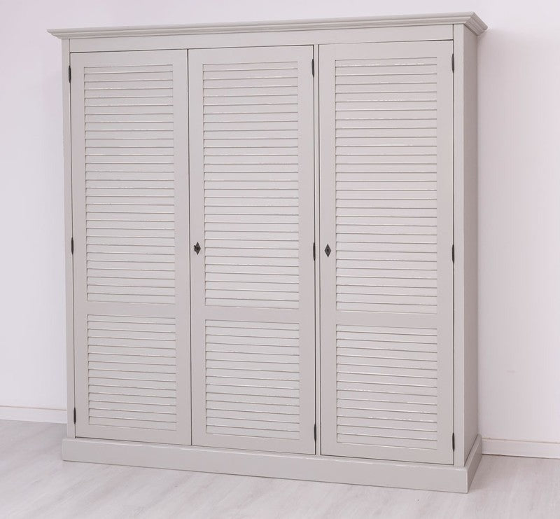 Armoire en pin massif à trois portes persiennes, vue de face