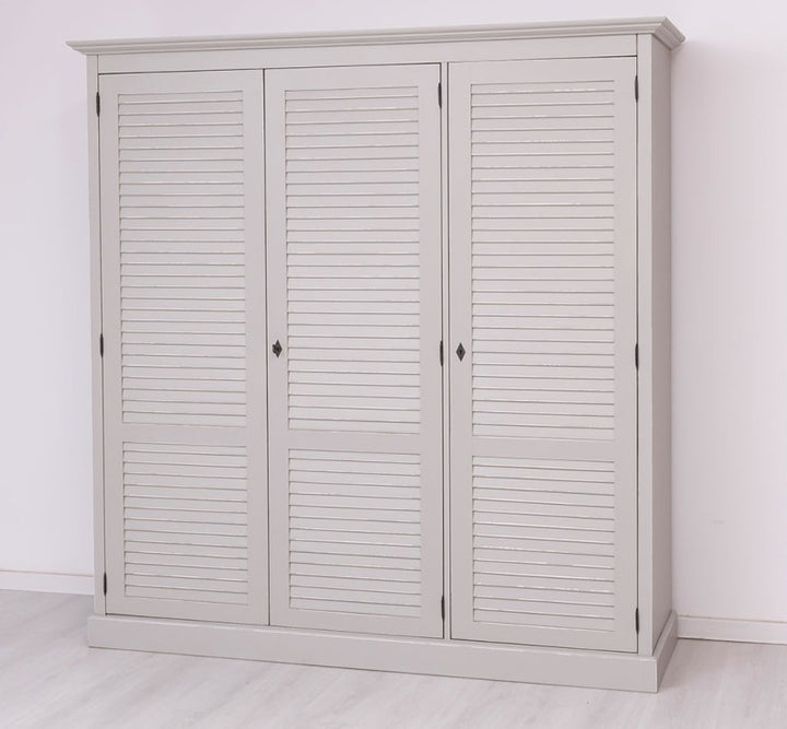 Armoire en pin massif à trois portes persiennes, vue de face