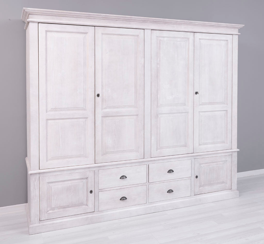 Armoire en pin massif à 6 portes et 4 tiroirs – vue trois quarts

