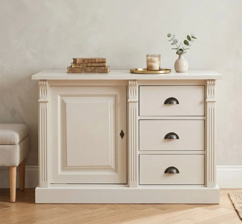 Buffet bas en pin massif style Directoire avec une porte et trois tiroirs, vue de face, meuble fermé.