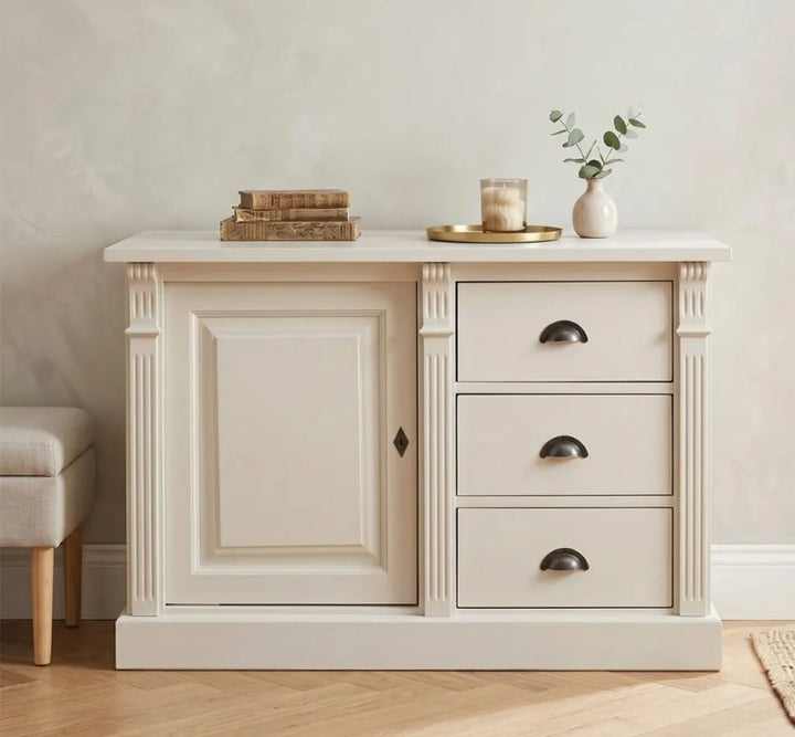 Buffet bas en pin massif style Directoire avec une porte et trois tiroirs, vue de face, meuble fermé.