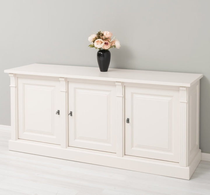 Buffet bas en pin massif GS73BAS à trois portes, vue trois quarts