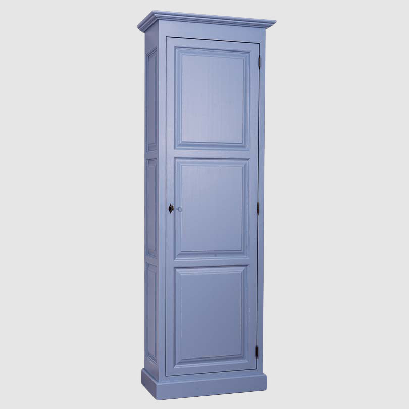 Armoire haute en pin massif avec porte pleine, vue de face.
