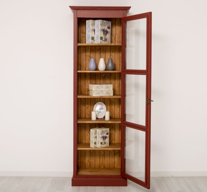Vitrine étroite en pin massif avec porte vitrée ouverte, vue de face.