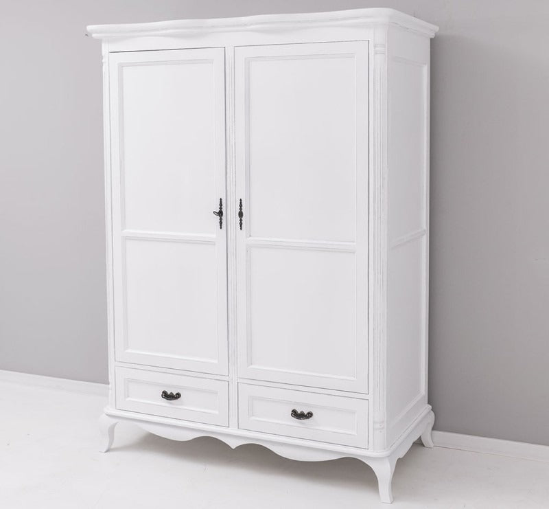Armoire en pin massif GS730 à deux portes et deux tiroirs, vue trois quarts sur fond neutre