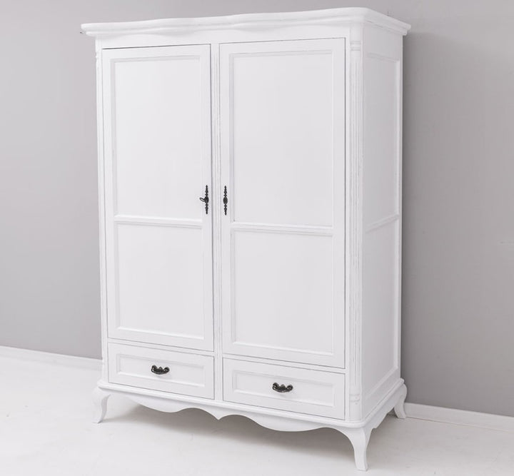 Armoire en pin massif GS730 à deux portes et deux tiroirs, vue trois quarts sur fond neutre