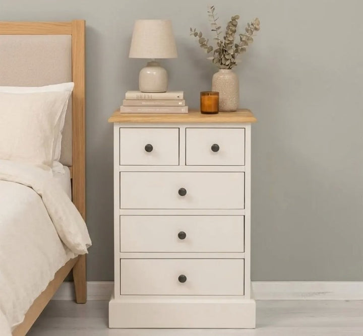 Table de chevet en pin massif à 5 tiroirs avec plateau en chêne dans une chambre