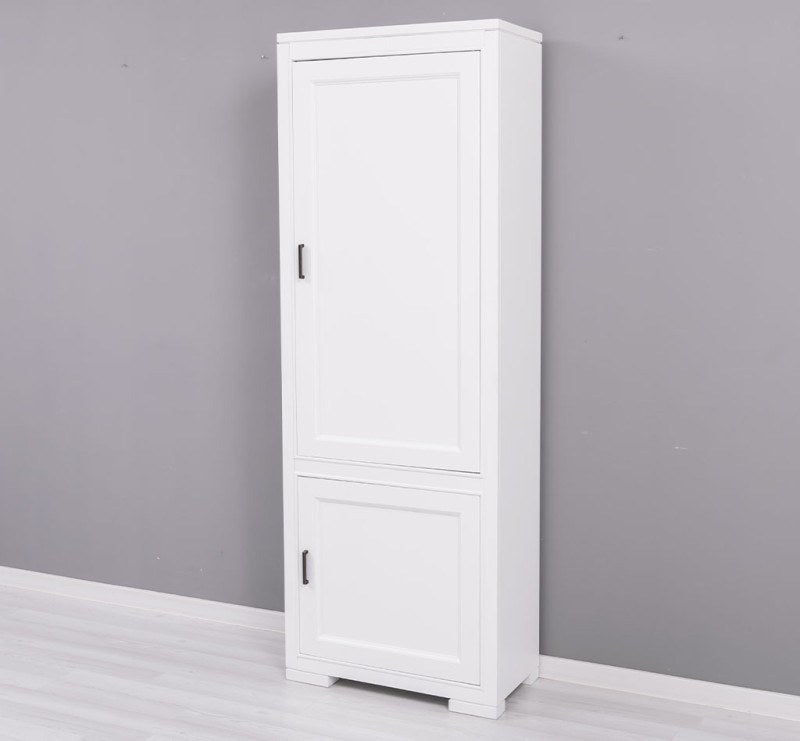 Armoire en pin massif à deux portes, vue de trois quarts