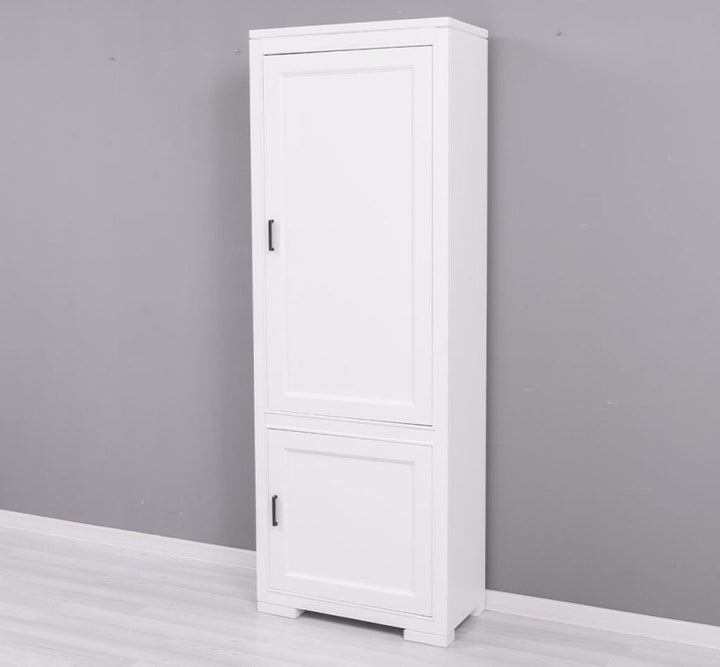 Armoire en pin massif à deux portes, vue de trois quarts