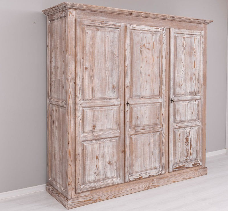 Armoire en pin massif à trois portes, vue de trois quarts