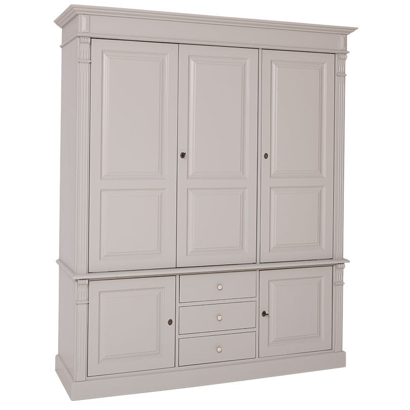 Armoire en pin massif à cinq portes et trois tiroirs, vue de trois quarts