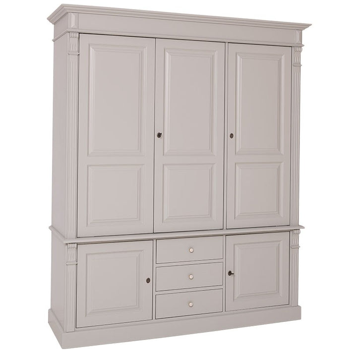 Armoire en pin massif à cinq portes et trois tiroirs, vue de trois quarts