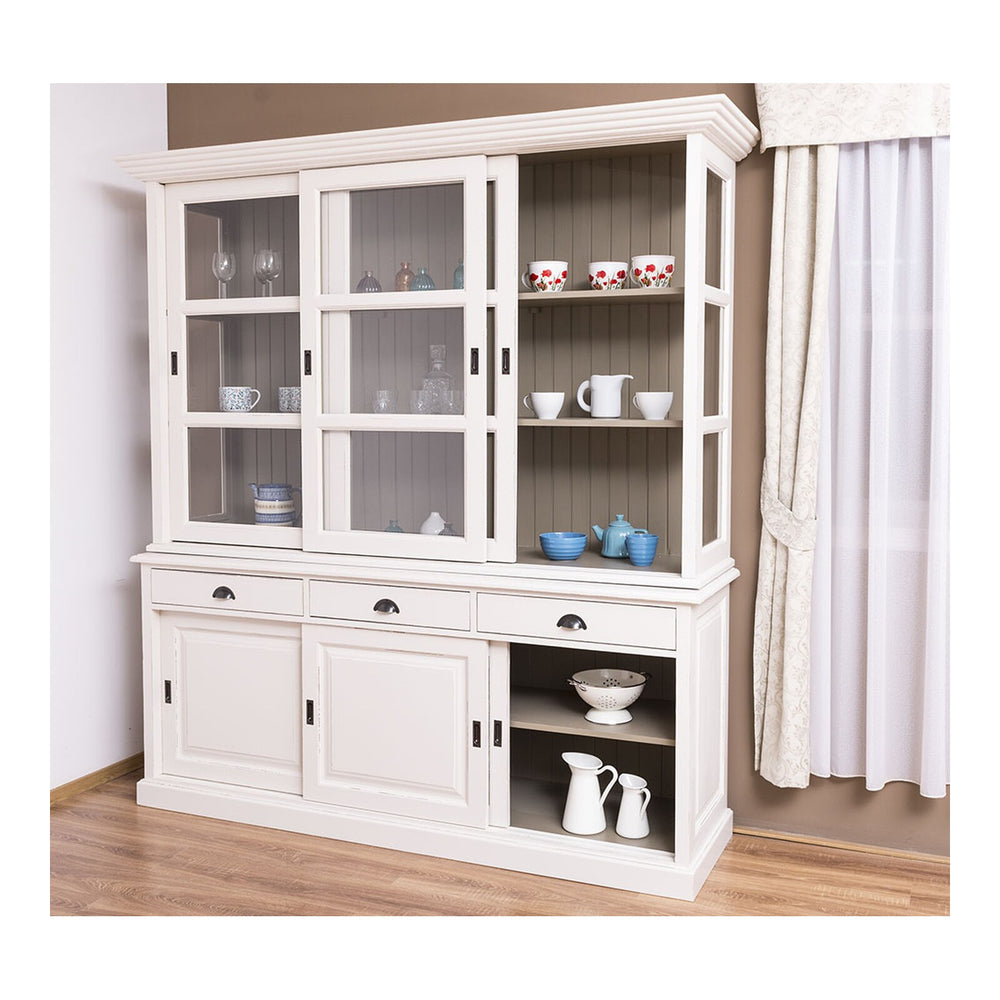 Bibliothèque en pin massif blanc avec portes vitrées coulissantes et rangements ouverts, vue de trois quarts