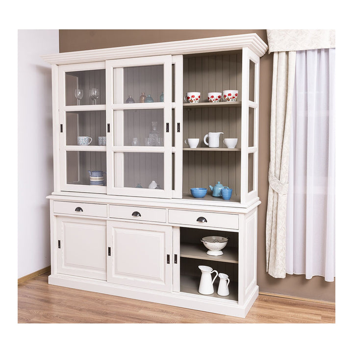 Bibliothèque en pin massif blanc avec portes vitrées coulissantes et rangements ouverts, vue de trois quarts
