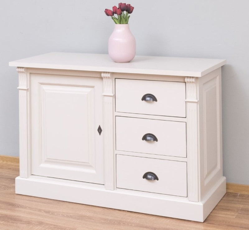 Buffet bas en pin massif avec une porte et trois tiroirs, vue trois quarts, meuble fermé.