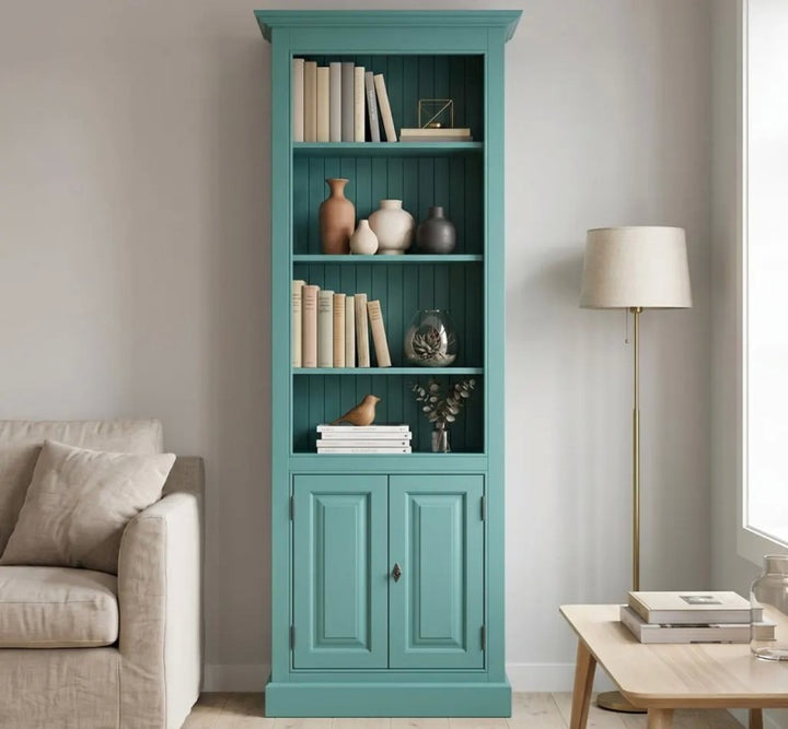 Bibliothèque en pin massif GS117 avec deux portes basses et étagères ouvertes, mise en scène dans un salon