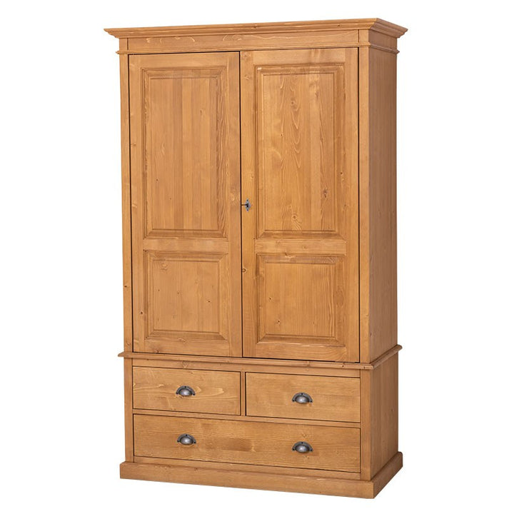 Armoire en pin massif avec deux portes et trois tiroirs, finition Ciré miel clair P002, vue de trois quarts.