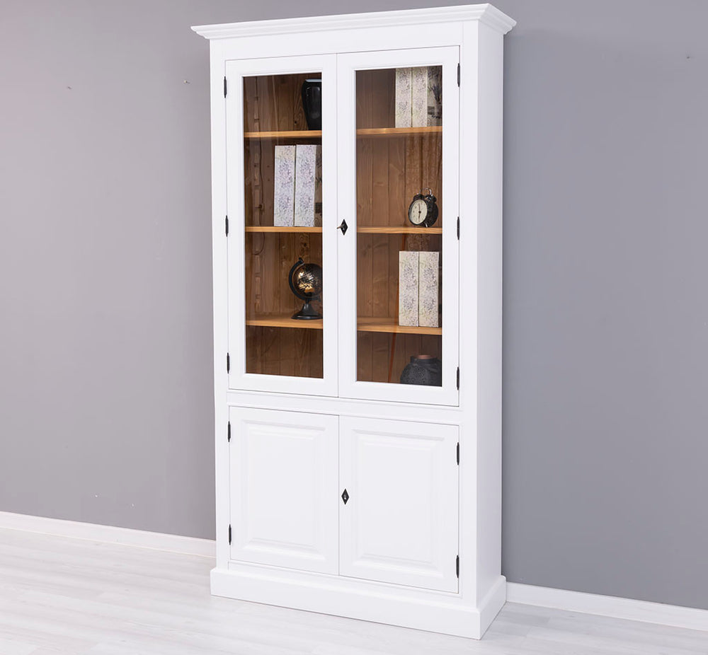 Vitrine en pin massif en finitions Blanc Pur et Ciré miel clair, présentée dans une ambiance intérieure.