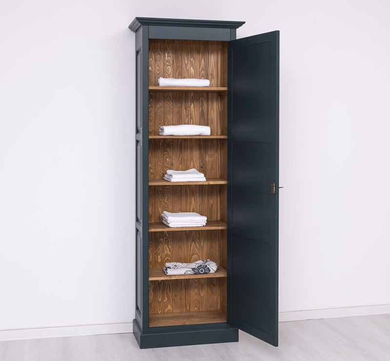 Armoire en pin massif porte ouverte montrant les étagères intérieures.