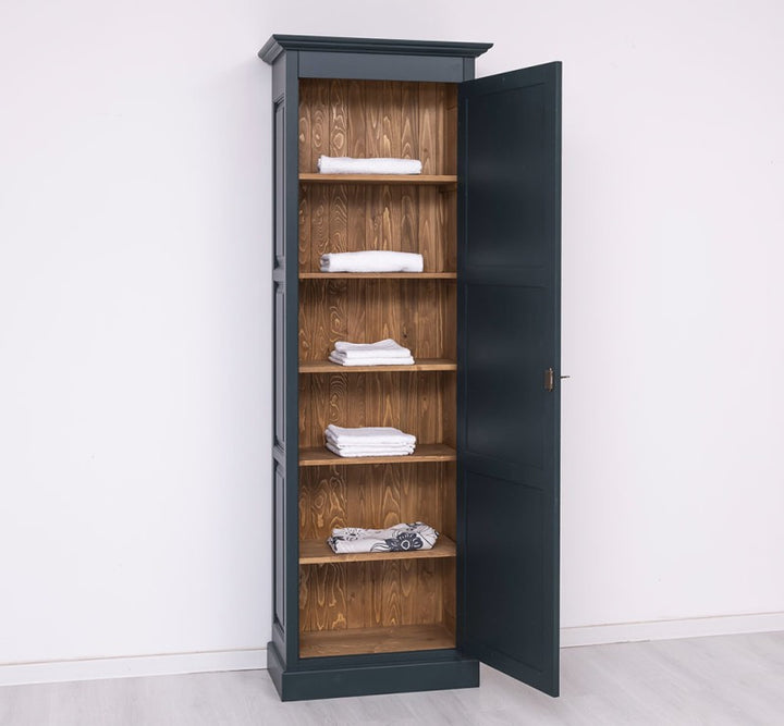 Armoire en pin massif porte ouverte montrant les étagères intérieures.