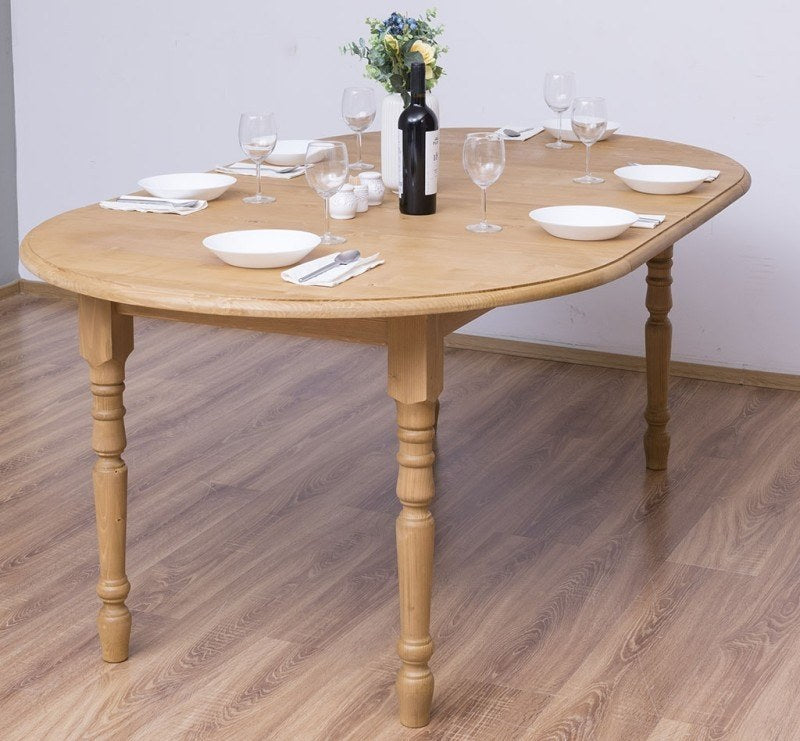 Table extensible en pin massif avec plateau en pin et rallonges installées, table dressée