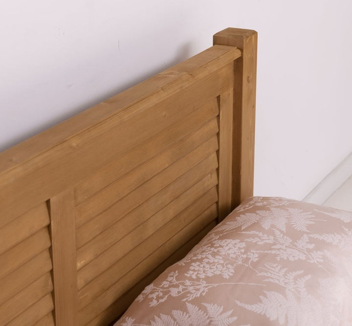 Détail de la tête de lit persienne du lit en pin massif GS614 160 cm, finition cirée miel clair