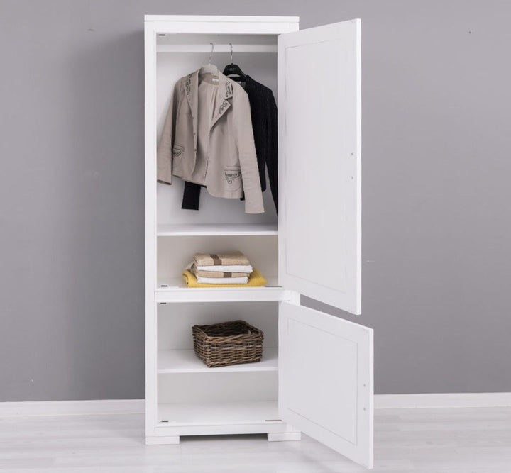 Armoire en pin massif ouverte avec tringle de penderie et rangements intérieurs