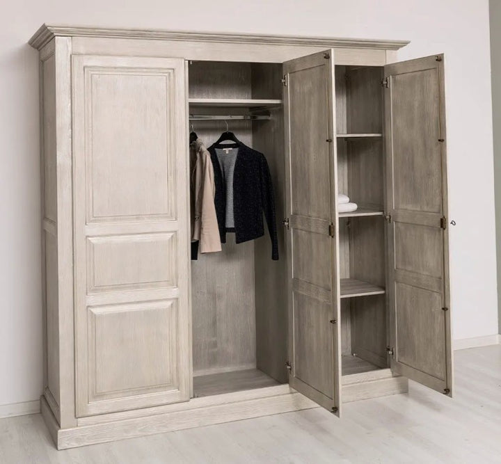 Armoire en pin massif portes ouvertes montrant la penderie et les étagères