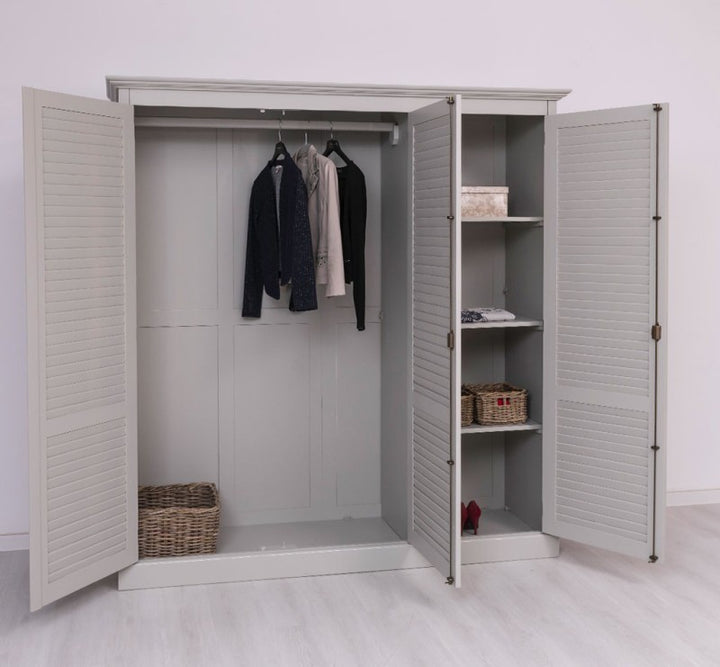 Armoire en pin massif portes ouvertes montrant la penderie et les étagères