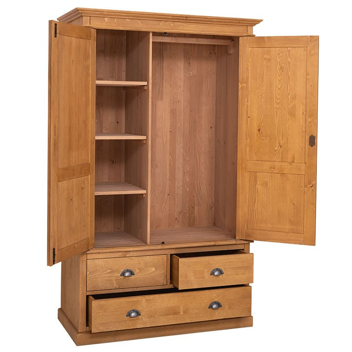 Armoire en pin massif finition Ciré miel clair P002, portes ouvertes montrant la penderie, la tringle et les étagères.