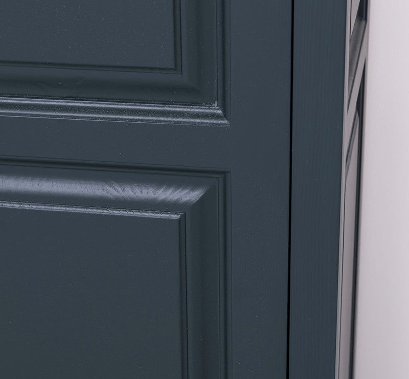 Détail de la porte moulurée de l’armoire en pin massif.
