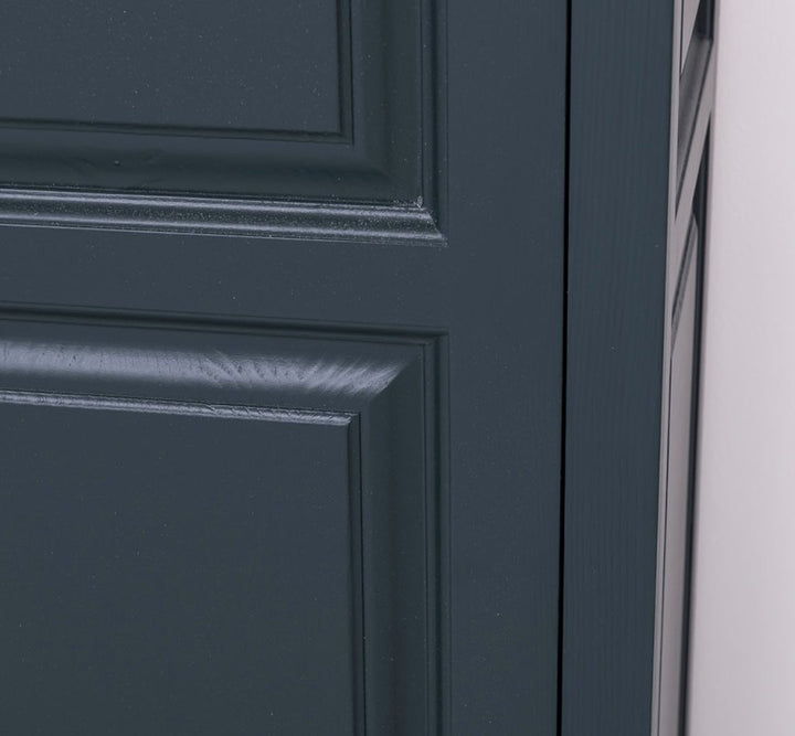 Détail de la porte moulurée de l’armoire en pin massif.