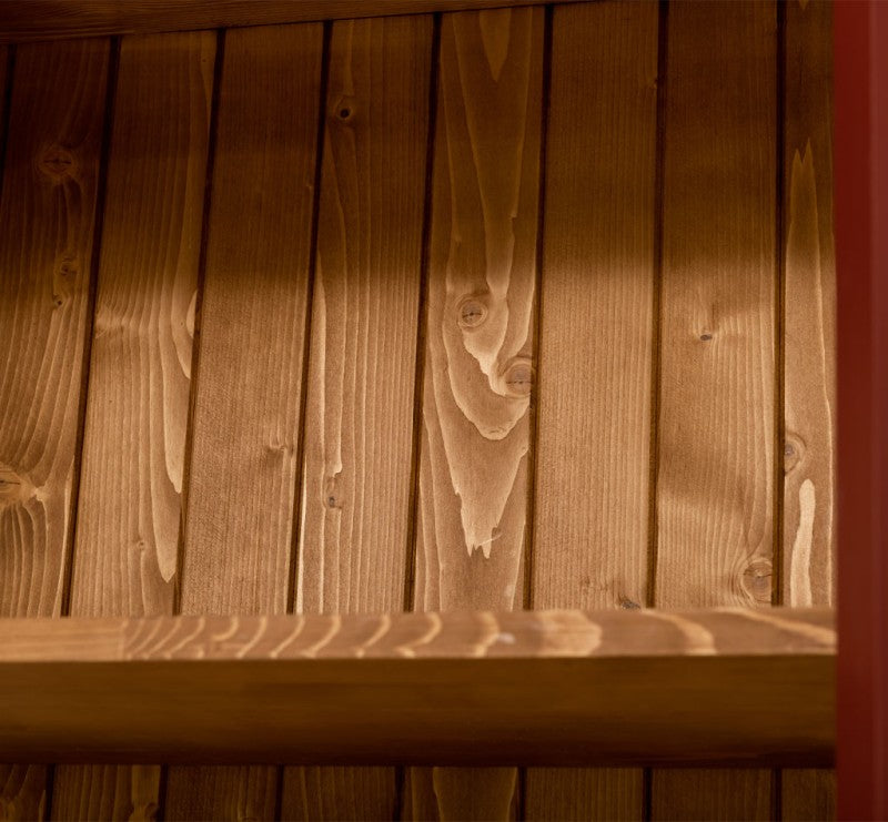 Détail du bois intérieur et des étagères de la vitrine en pin massif.