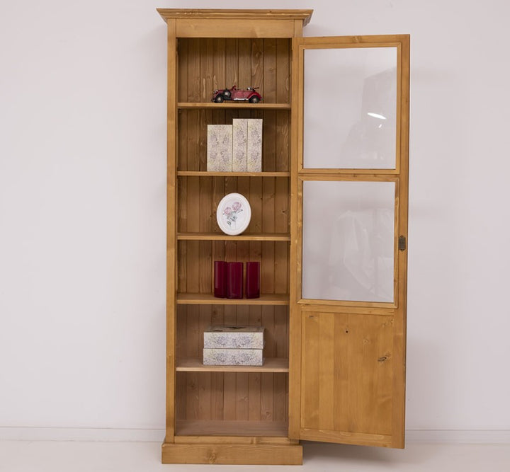 Vitrine en pin massif porte ouverte avec étagères intérieures, vue de face.