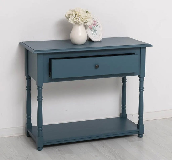 Console en pin massif avec un tiroir et étagère basse, vue trois-quarts.