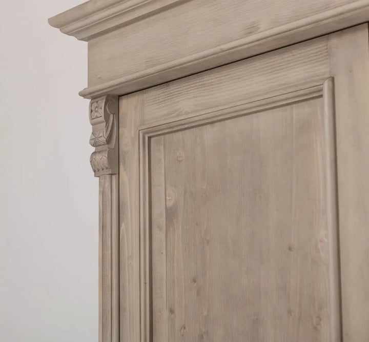 Détail de la corniche et du montant sculpté de l’armoire en pin massif GS105.