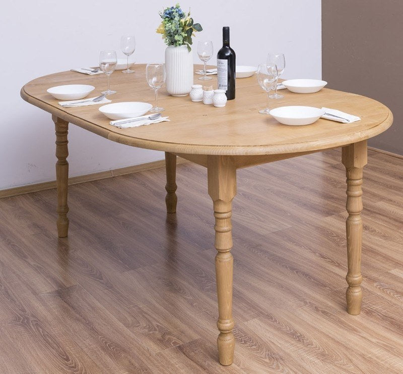 Table extensible en pin massif avec plateau en pin, vue en angle avec rallonges installées