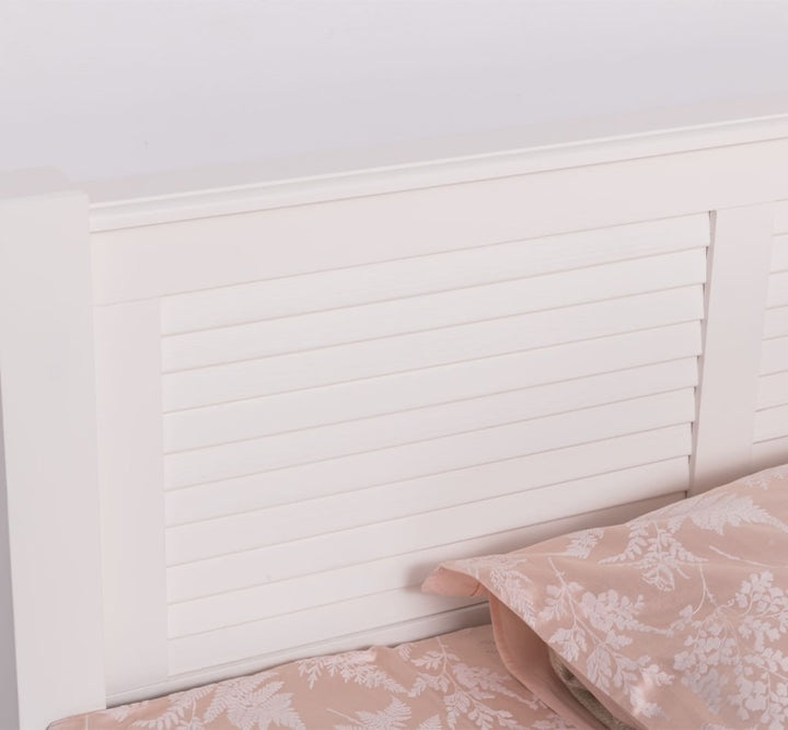 Détail de la tête de lit persienne du lit en pin massif GS614 140 cm, finition Blanc Pur