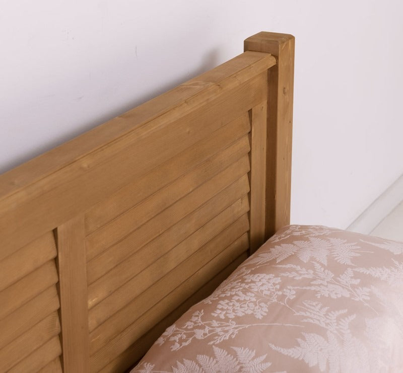 Détail de la tête de lit persienne du lit en pin massif GS614 180 cm, finition cirée miel clair