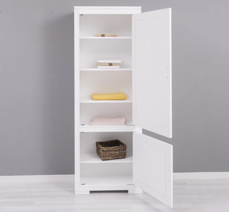 Armoire en pin massif portes ouvertes avec étagères de rangement