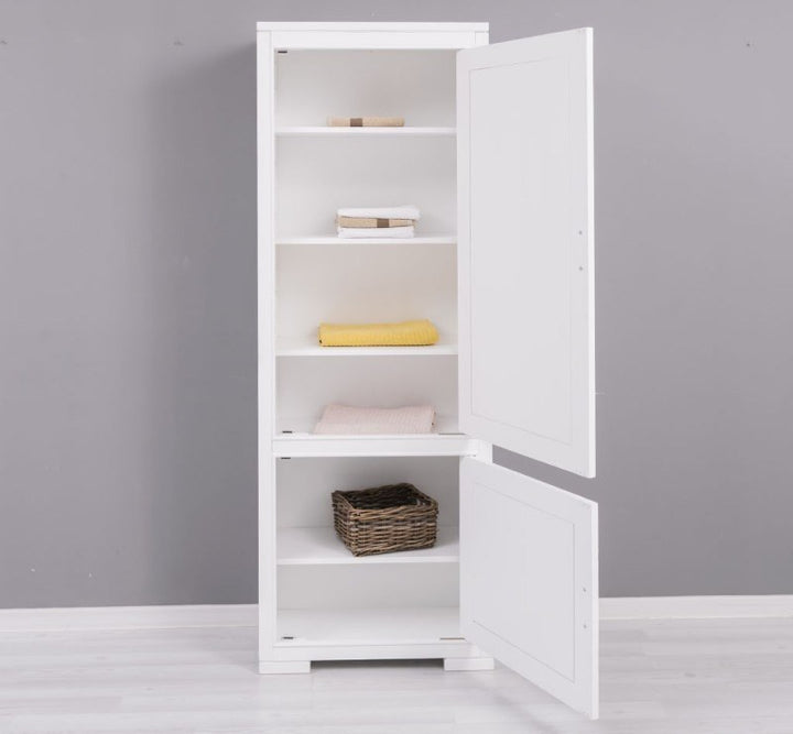 Armoire en pin massif portes ouvertes avec étagères de rangement