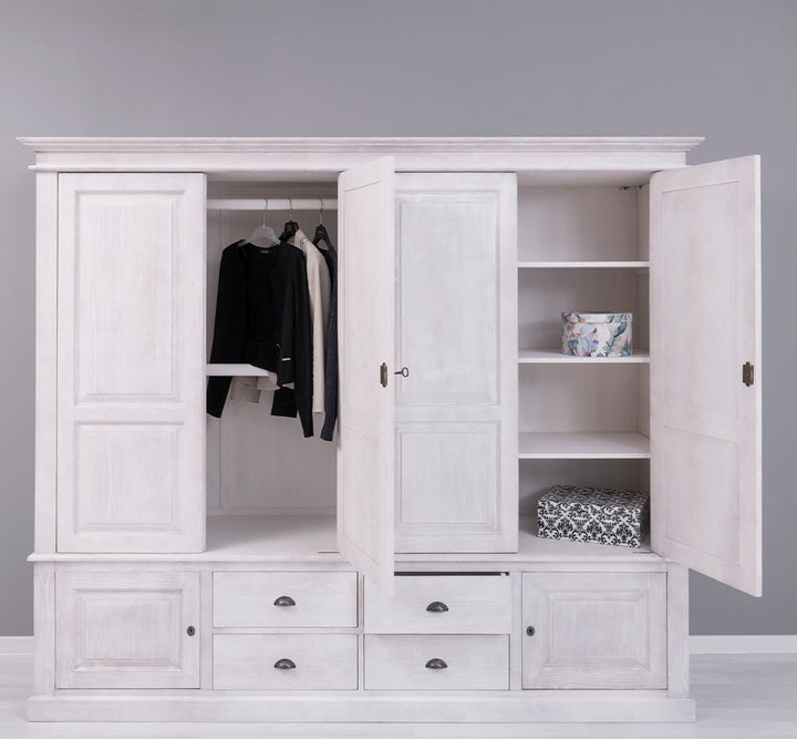 Armoire en pin massif – portes ouvertes et rangements intérieurs
