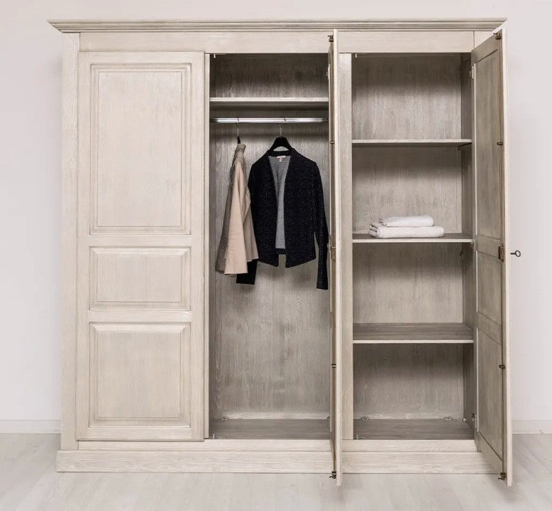 Armoire en pin massif avec penderie et étagères intérieures visibles