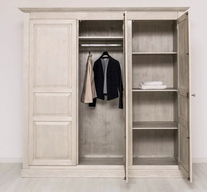 Armoire en pin massif avec penderie et étagères intérieures visibles
