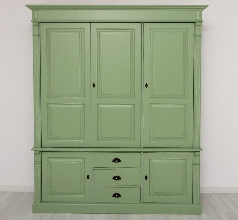 Armoire en pin massif style Directoire, vue de face dans une finition verte